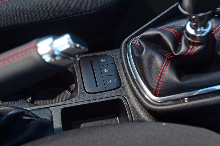 Детали интерьера Ford Fiesta Sport Van 2018 года  (UK) (фото 16 из 23)